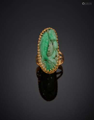 Importante BAGUE ovale en or jaune (750‰) ornée d'un jade ja...