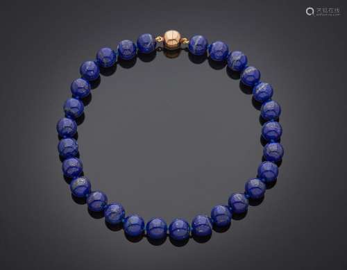 COLLIER composé d'un rang de perles de lapis lazuli. Fermoir...