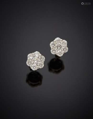 Paire de CLOUS d'OREILLES «fleurettes» en or gris (750‰) ser...