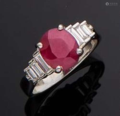 BAGUE en or gris (750‰) serti d'un rubis BIRMAN de forme ova...