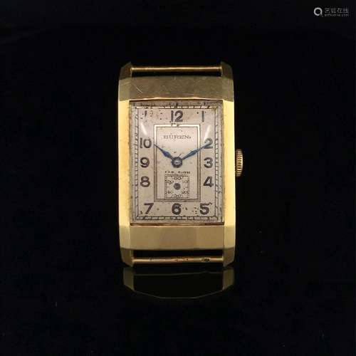 BRACELET MONTRE rectangulaire en or jaune (750‰). Lunette fa...