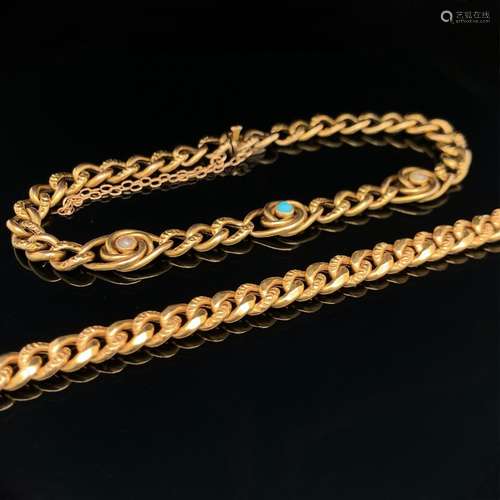 Deux BRACELETS «gourmettes» en or jaune (750‰) ciselé, dont ...