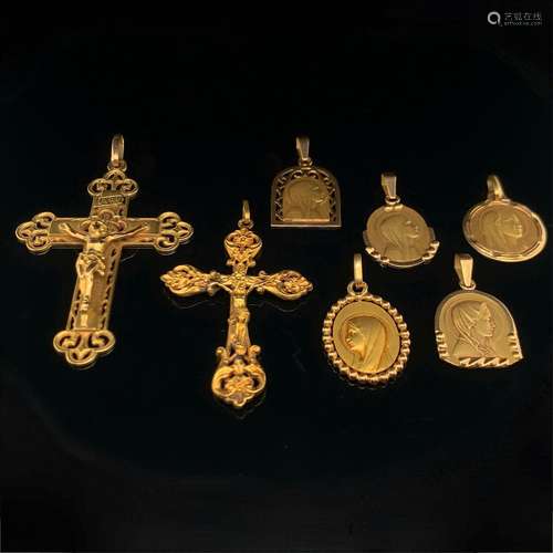 LOT de PENDENTIFS religieux en or jaune (750‰) comprenant :-...