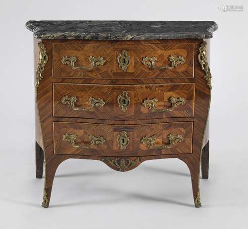 Commode galbée d'époque Louis XV<br />
Trois tiroirs