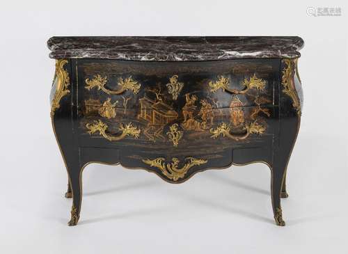 Commode de style Louis XV<br />
Bois laqué noir et or à moti...