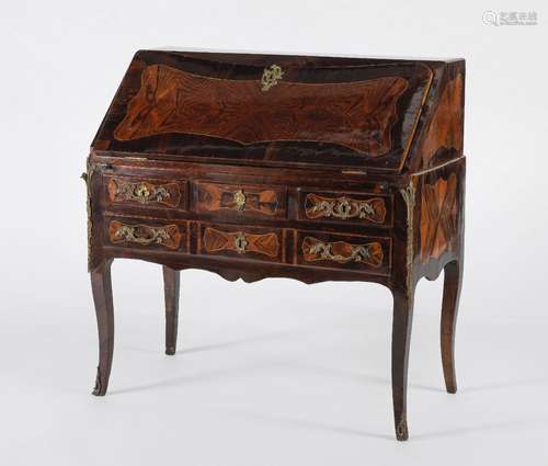 Bureau de pente d'époque Louis XV<br />
Un abattant et tiroi...