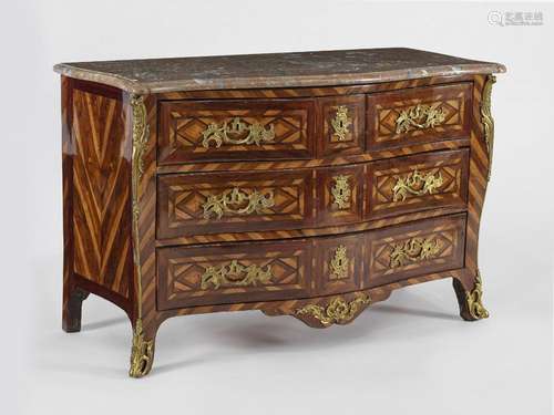 Commode galbée d'époque Louis XV<br />
Cinq tiroirs