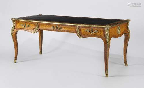 Bureau plat de style Louis XV<br />
Trois tiroirs