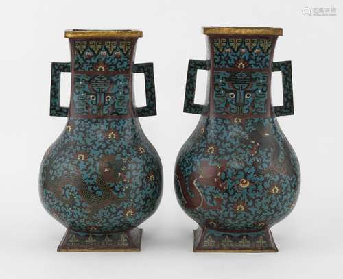 Paire de vases à anses