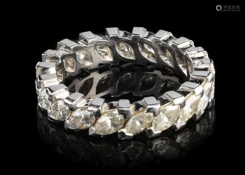 Anneau tour complet serti de diamants taille marquise (env. ...