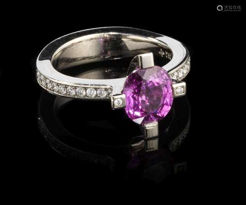 Bague sertie d'un saphir rose taille ovale (env. 2 ct)