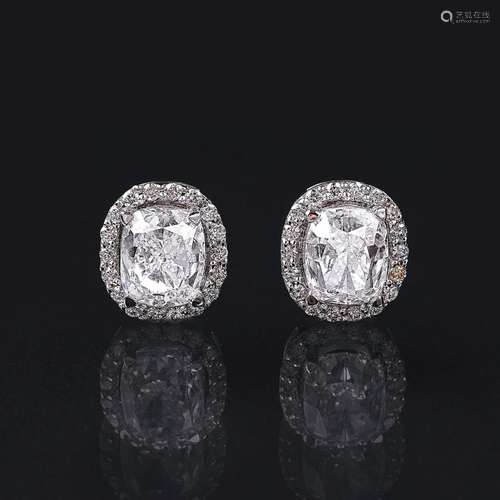 A Pair of very fine Diamond Earstuds with River Diamonds.