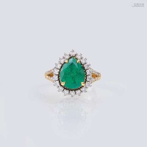 A colour-intensive Emerald Diamond Ring.