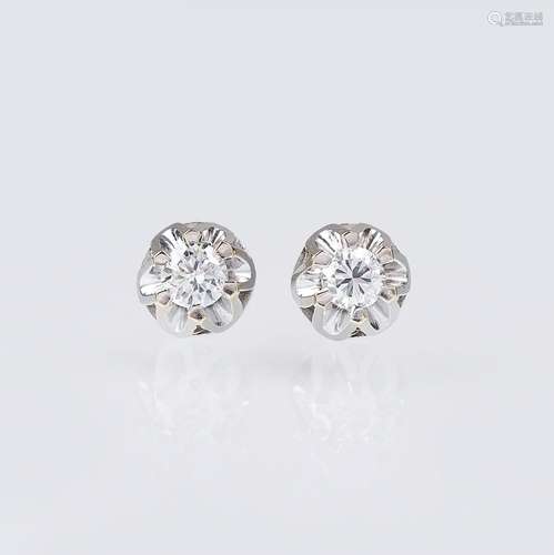 A Pair of Diamond Solitaire Earstuds.