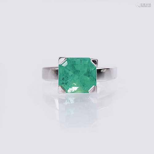 Juwelier Wempe. A colourful Emerald Ring.