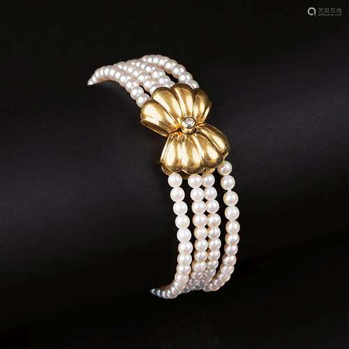 Juwelier Wempe. A Pearl Bracelet with Gold Clasp.