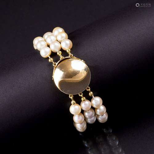 A Pearl Bracelet with Gold Claps.