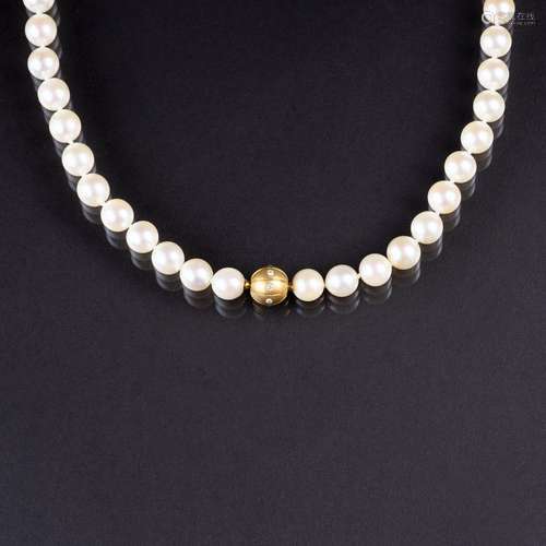 A lont Pearlnecklace.