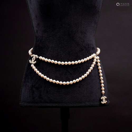 Chanel. A Chain Belt with Faux-Pearls.