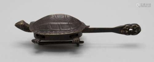 Vorhängeschloß in Form einer Schildkröte / A turtle shaped b...