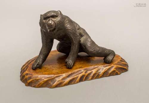 Bronzeplastik eines Affen  Pavian  / A bronze monkey figure ...