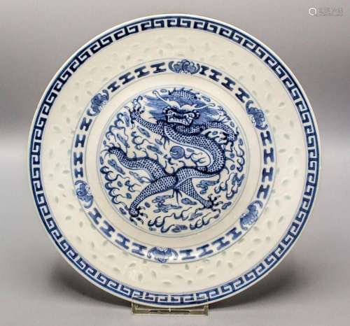 Blau-weißer Drachenteller mit seltenem Reiskorndekor / A blu...
