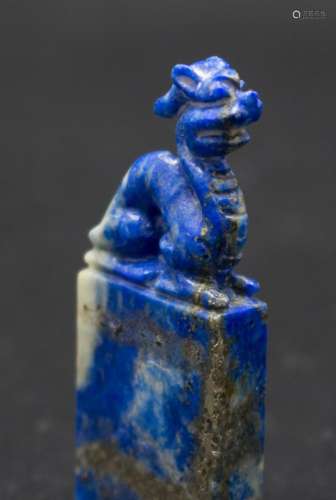 Lapislazuli-Figur  Drache  auf hohem Sockel / A lapis lazuli...