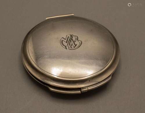 Art Déco Puderdose / An Art Deco silver powder compact, Geor...