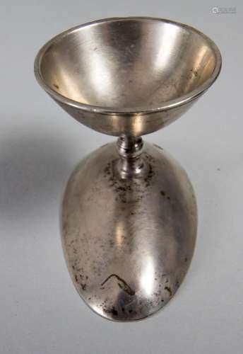 Eierbecher und/oder Saliere / A silver egg cup and/or salt c...