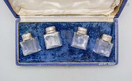 Vier Salzstreuer im Etui / A set of four salt shakers, Frank...