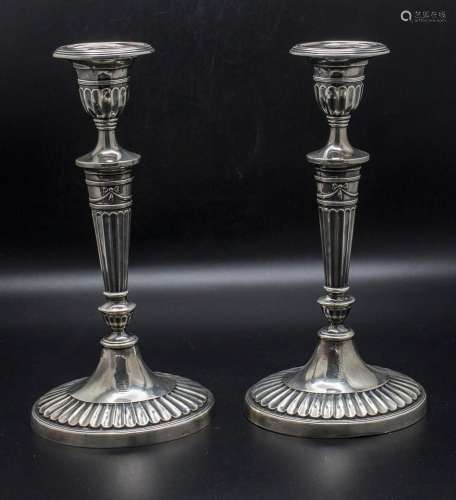Paar Kerzenleuchter / A pair of silver candlesticks, Daniel ...