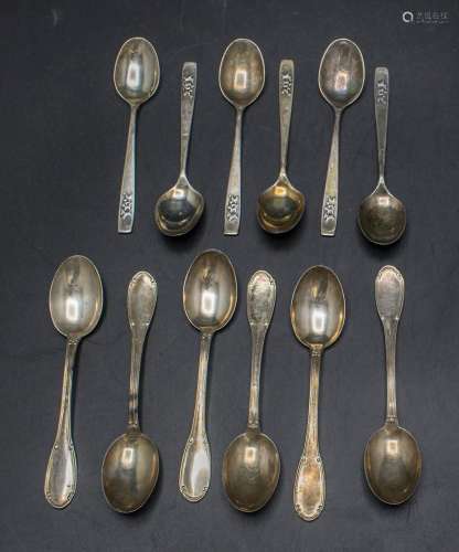 Konvolut aus 12 Teelöffeln / A set of 12 silver tea spoons, ...