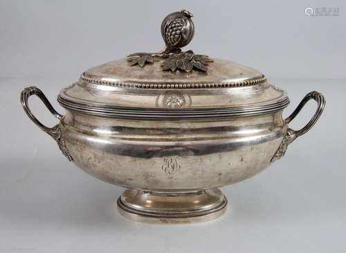 Louis Seize Deckelterrine / A covered silver tureen / Un lég...