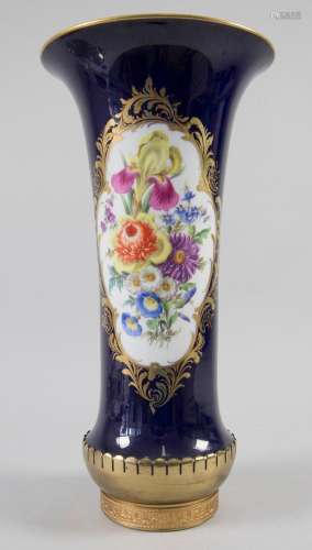 Flötenvase mit Blumenbouquet / A flute vase with flower bouq...