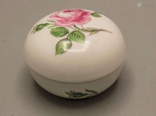 Deckeldose mit Rose / A lidded box with a rose, Meissen, Anf...