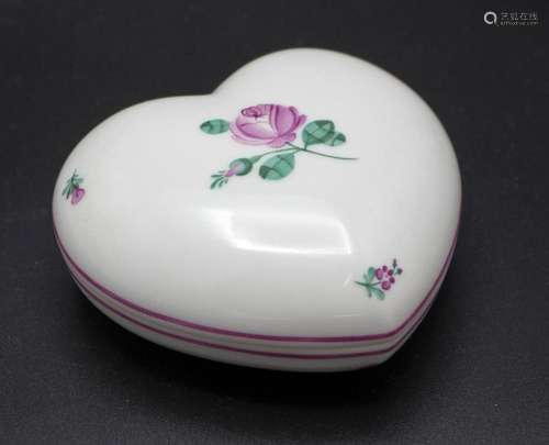 Herzdose mit Blumenmalerei / A heart shaped box with flowers...