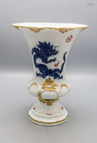 Kleine Kratervase mit Ming-Drachen / A small crater vase wit...