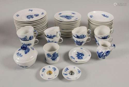 51-teiliges Teerestservice  Blaue Blume  / A 51-piece tea se...