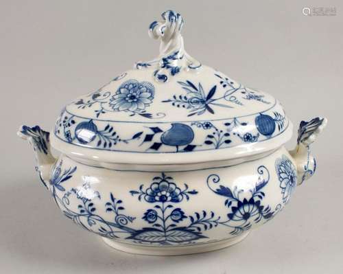 Große Zwiebelmuster Deckelterrine / A large lidded tureen wi...