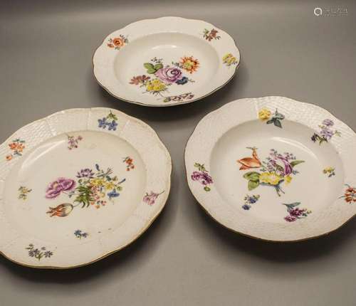 3 Teller mit Blumenmalerei / 3 plates with flower painting, ...