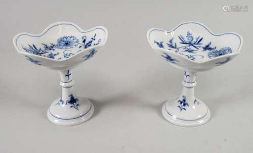 Zwei Zwiebelmuster Aufsatzschalen / Two footed bowls with on...