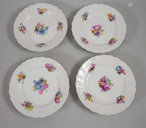 Vier Suppenteller mit Blumenbouquetmalerei / Four soup plate...