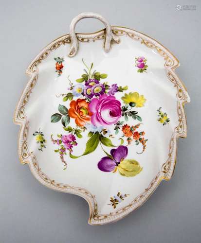 Blattschale mit Blumenmalerei / A leaf shaped dish with flow...