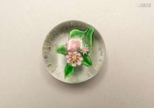 Kleiner Blumen Briefbeschwerer / A miniature flower paperwei...