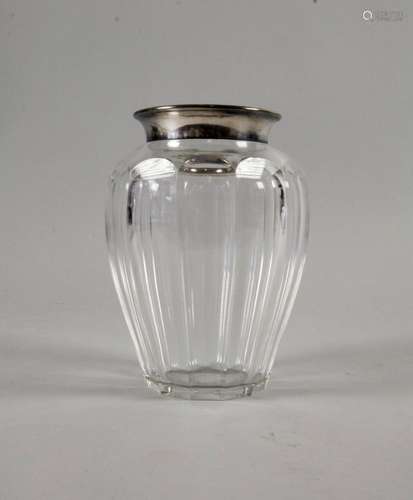 Kristallvase mit Silbermontur / An elegant cut glass vase wi...