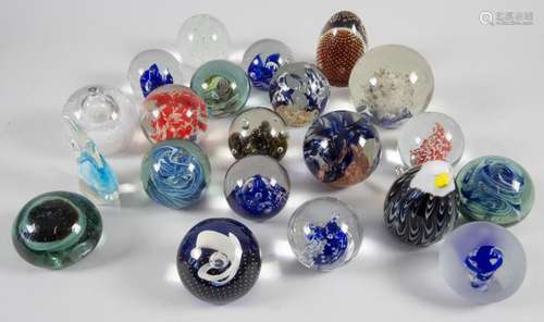 Konvolut aus 21 Briefbeschwerern / A set of 21 paper weights...