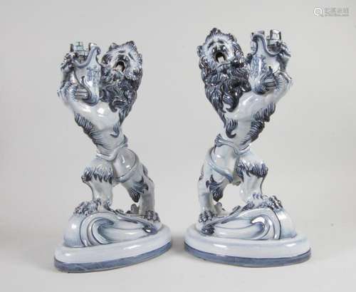 Fayence-Löwenleuchter Paar / A pair of faience lion candle h...