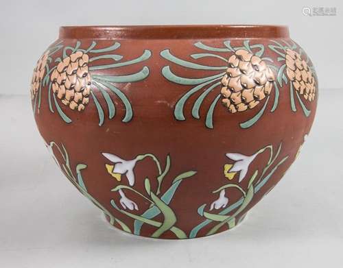 Großer Jugendstil Cachepot mit Narzissen und Pinienzapfen / ...