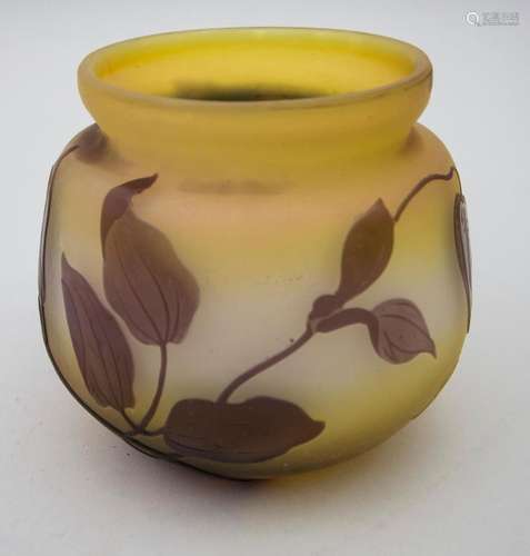 Jugendstil Vase mit Clematis / An Art Nouveau cameo glass va...