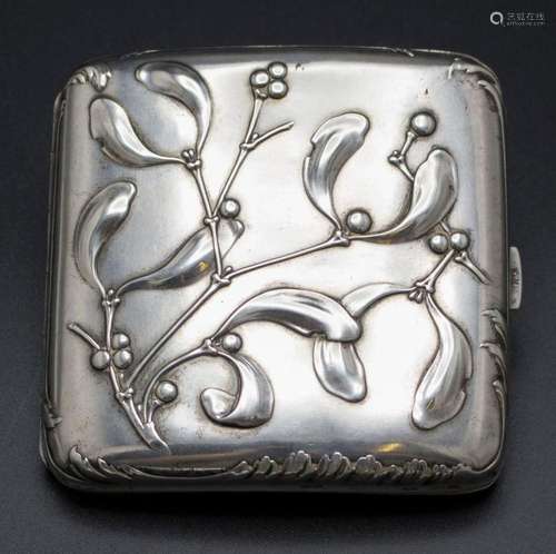 Jugendstil Zigarettenetui mit Misteldekor / An Art Nouveau s...